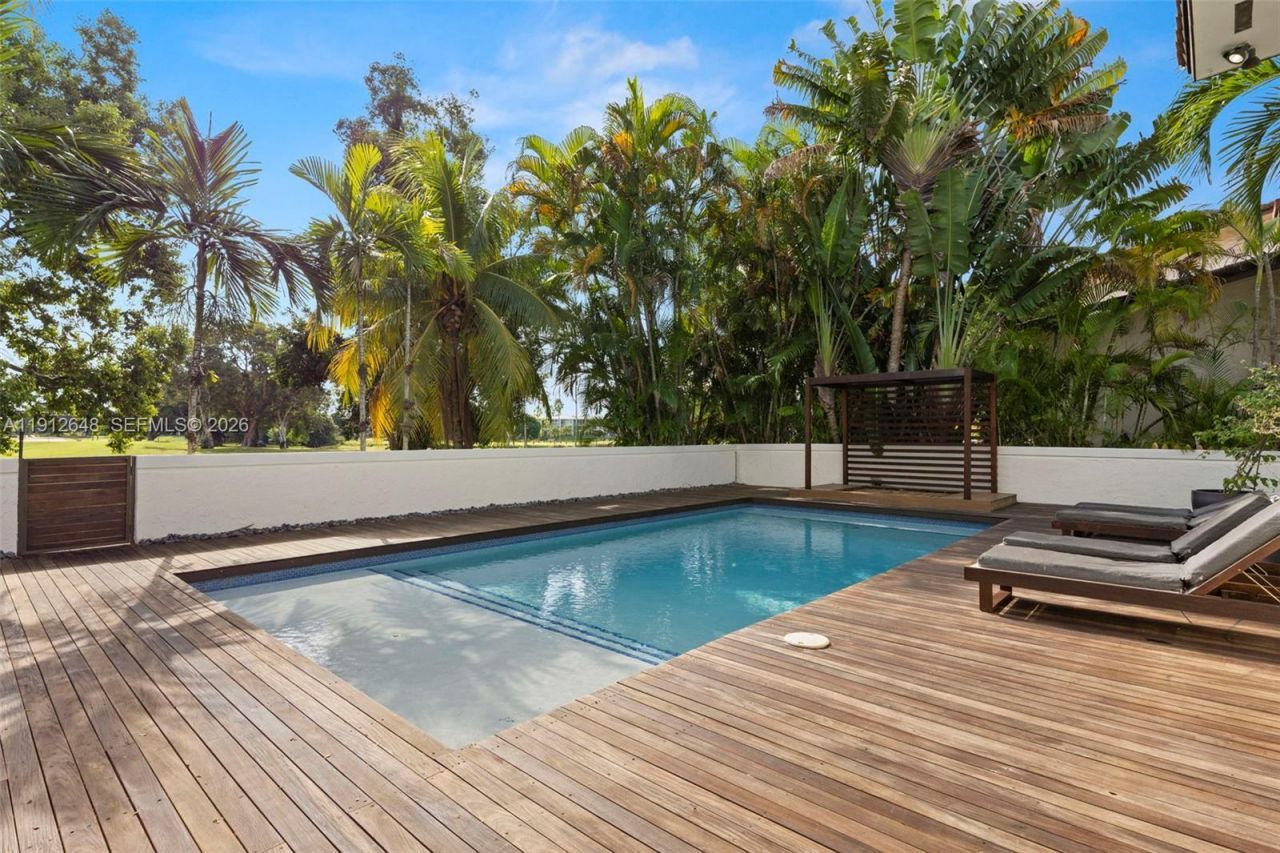 19035 E Saint Andrews Dr, Hialeah, FL 33015 Photo