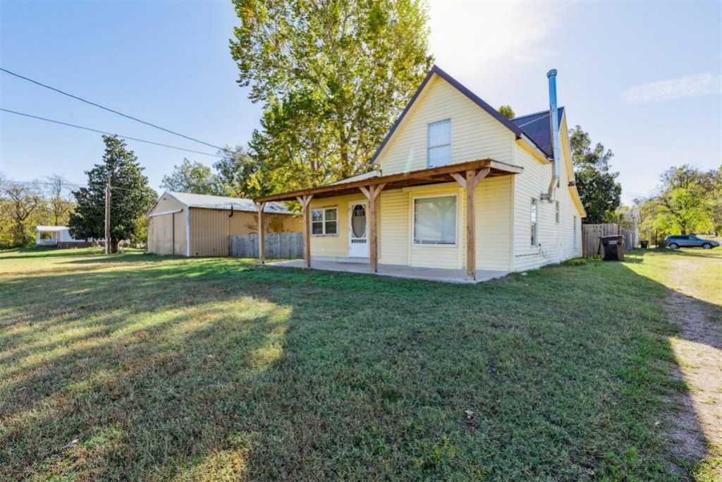 922 W Hinchley Avenue, McLoud, OK 74851 Main Photo