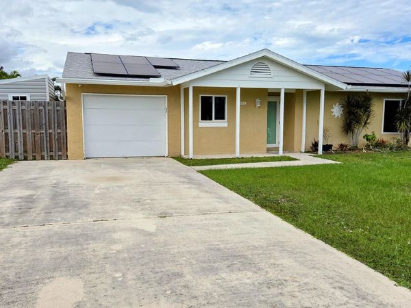2209 SE E Dunbrooke Circle, Port Saint Lucie, FL 34952