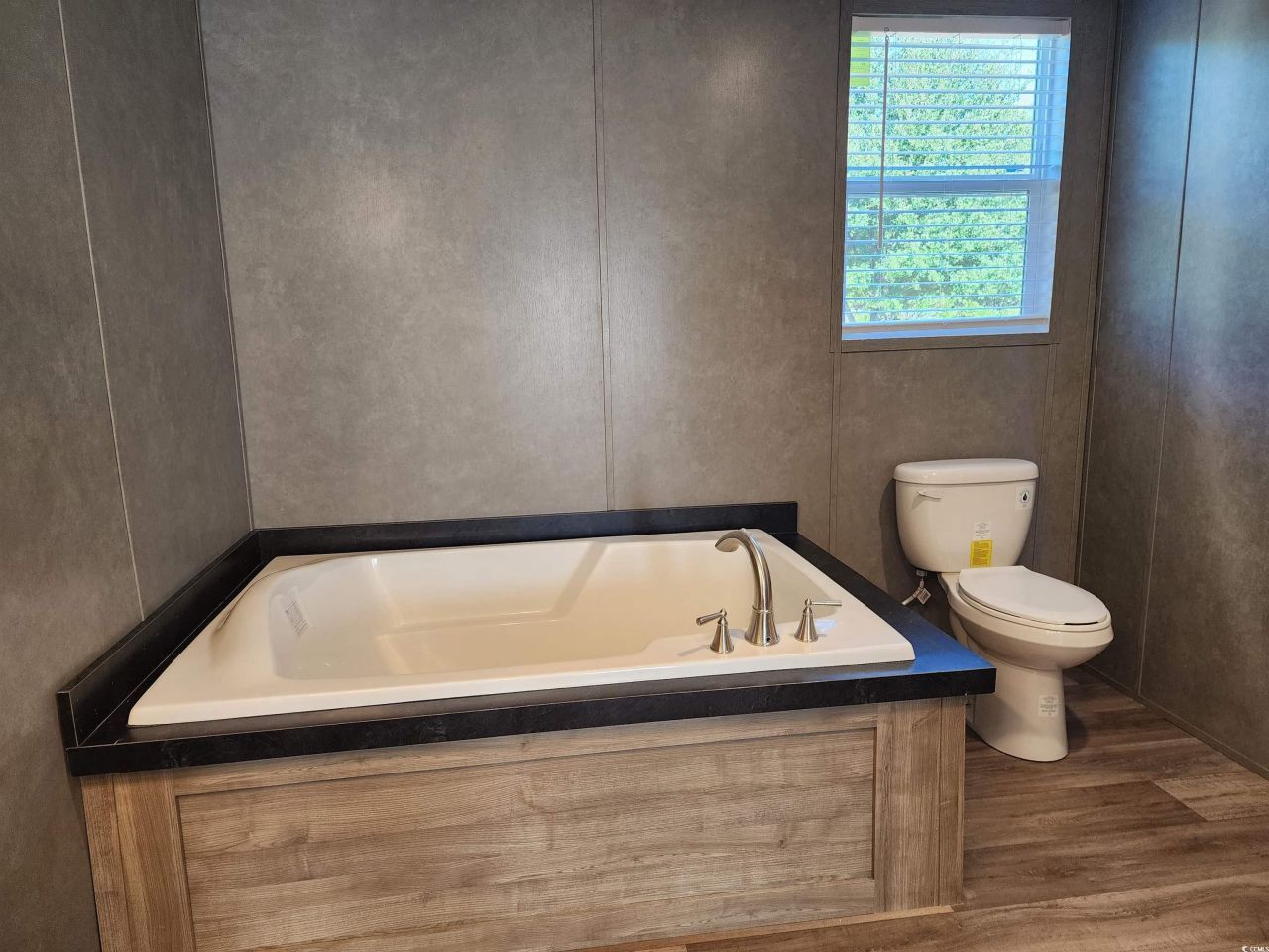 2004 Warren's Loop Photo 11