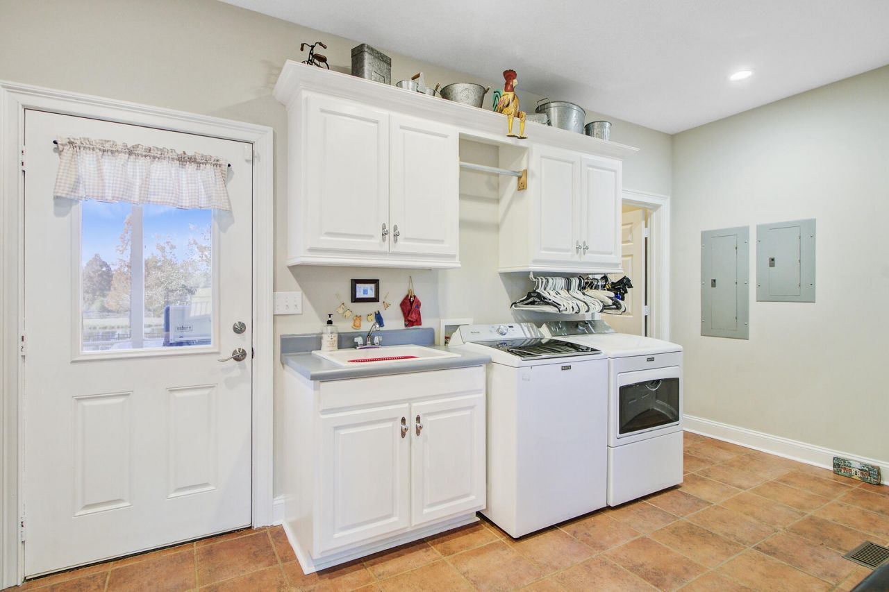 933 Tree Farm Lane Photo 36