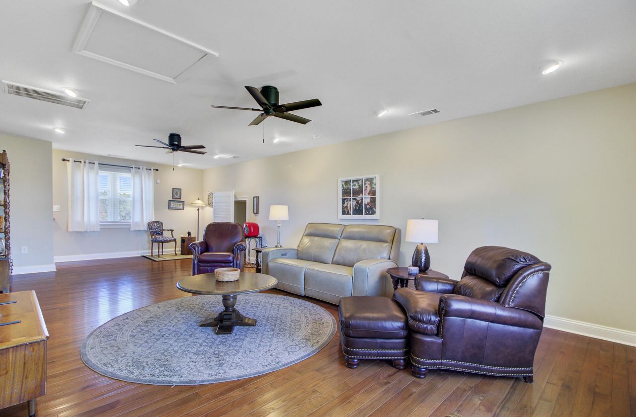 933 Tree Farm Lane Photo 54