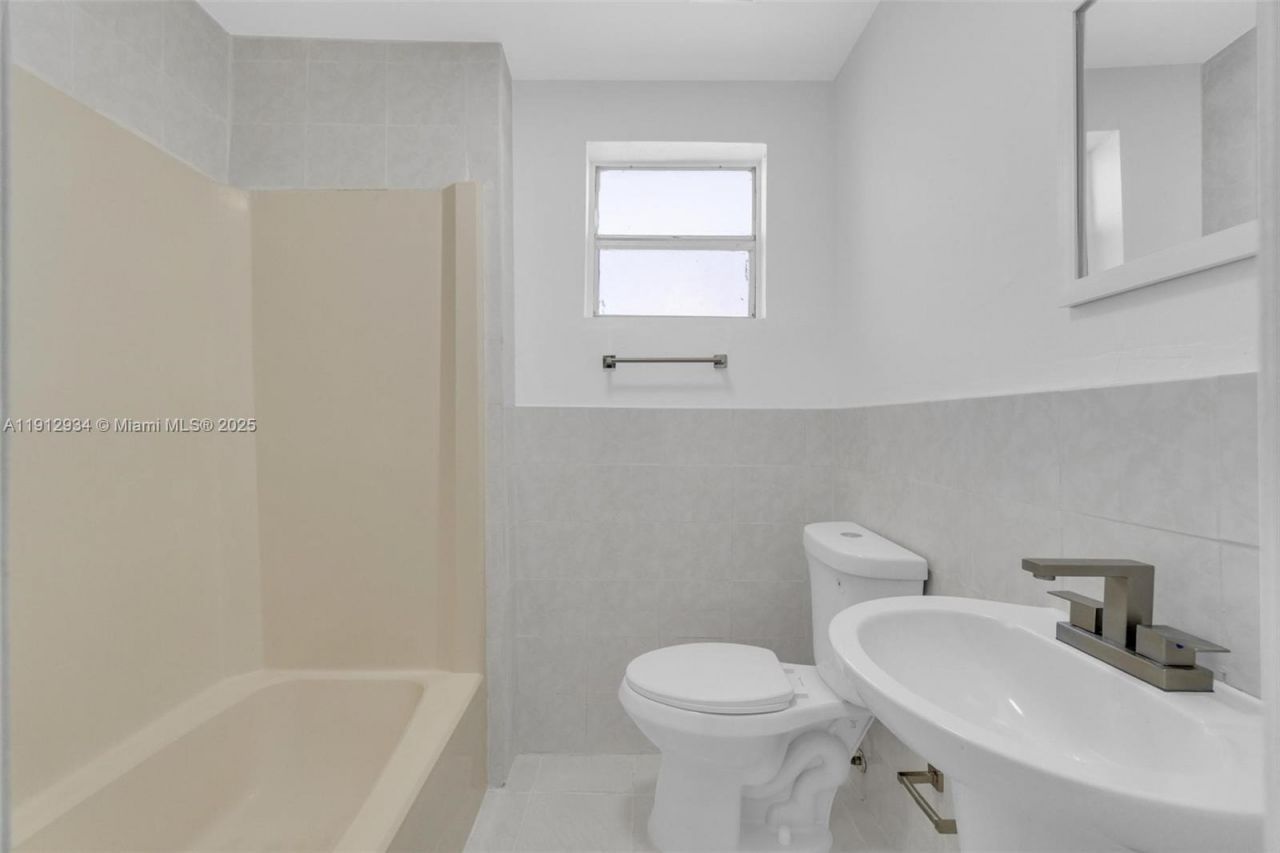 342 W 37th St, Hialeah, FL 33012 Photo