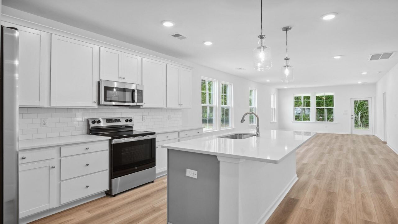 458 Cadbury Loop Photo 8