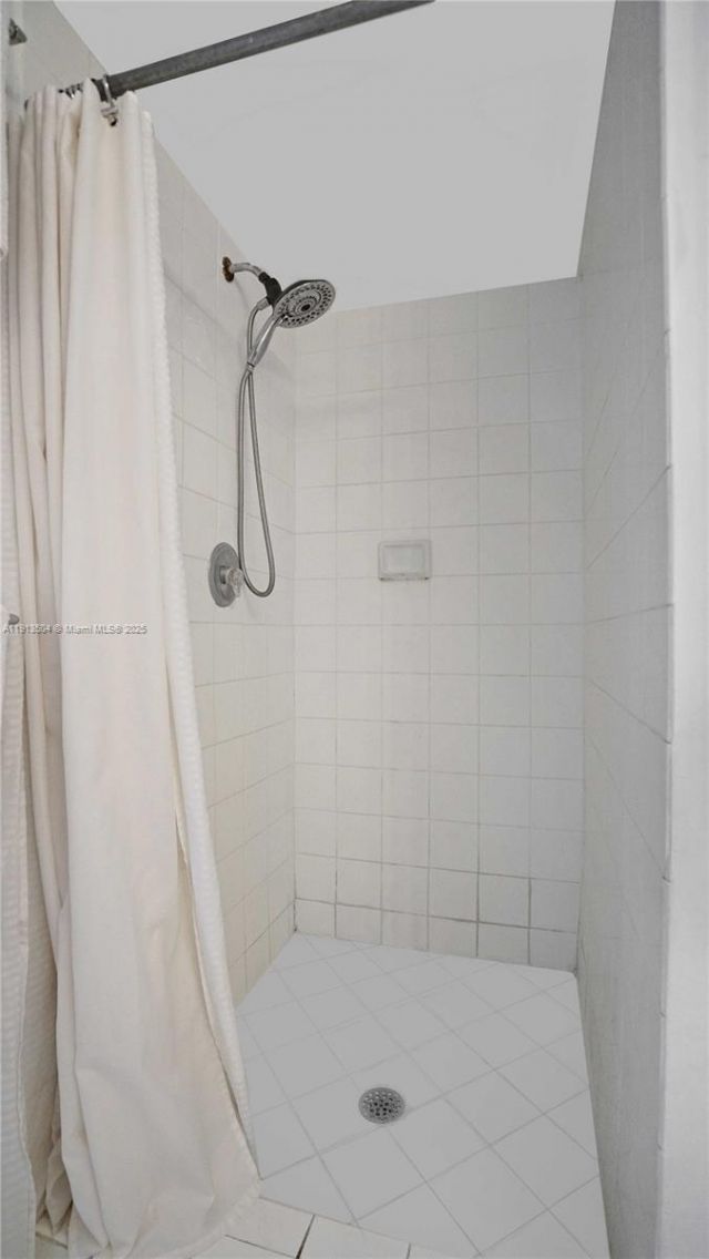 1621 Bay Rd, Unit 606, Miami Beach, FL 33139 Photo