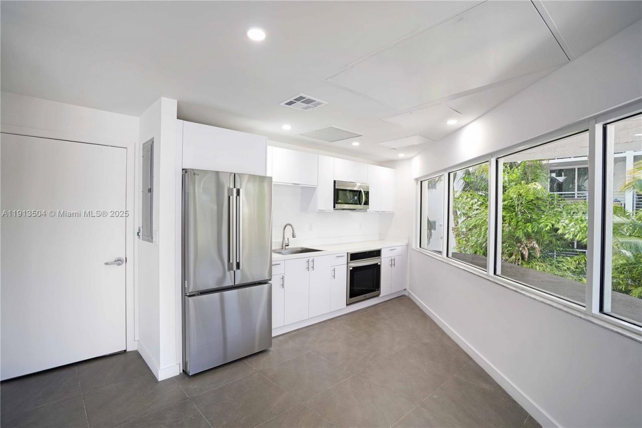 1621 Bay Rd, Unit 606, Miami Beach, FL 33139 Photo