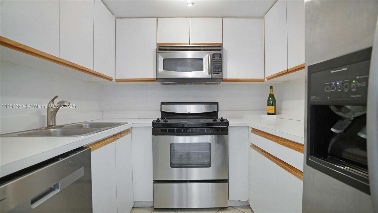 1621 Bay Rd, Unit 606, Miami Beach, FL 33139 Photo