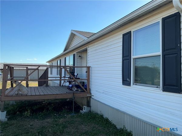 606 S Roosevelt Avenue, Nixon, TX 78140