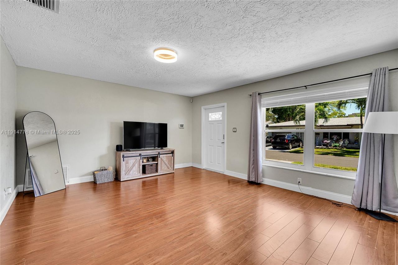 6001 NW 66th Ter, Tamarac, FL 33321 Photo