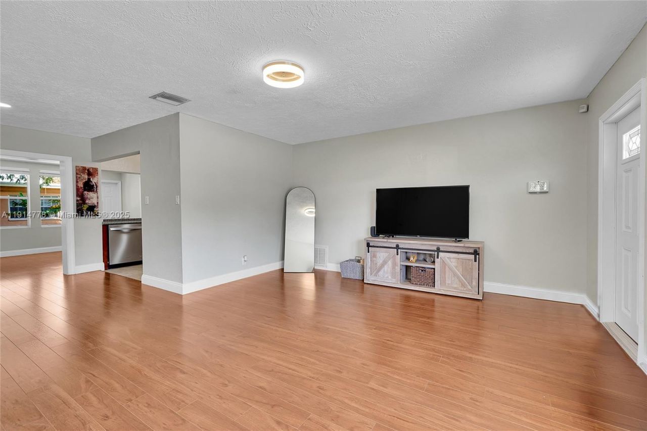 6001 NW 66th Ter, Tamarac, FL 33321 Photo