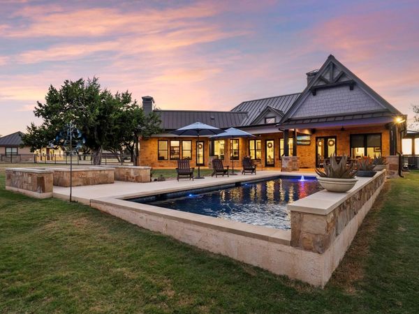 901 Crown LN, Burnet, TX 78611