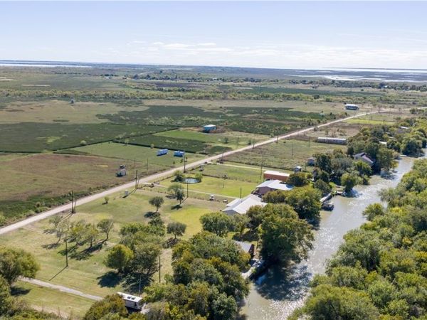 587 Guadalupe River Drive , Tivoli, TX 77990