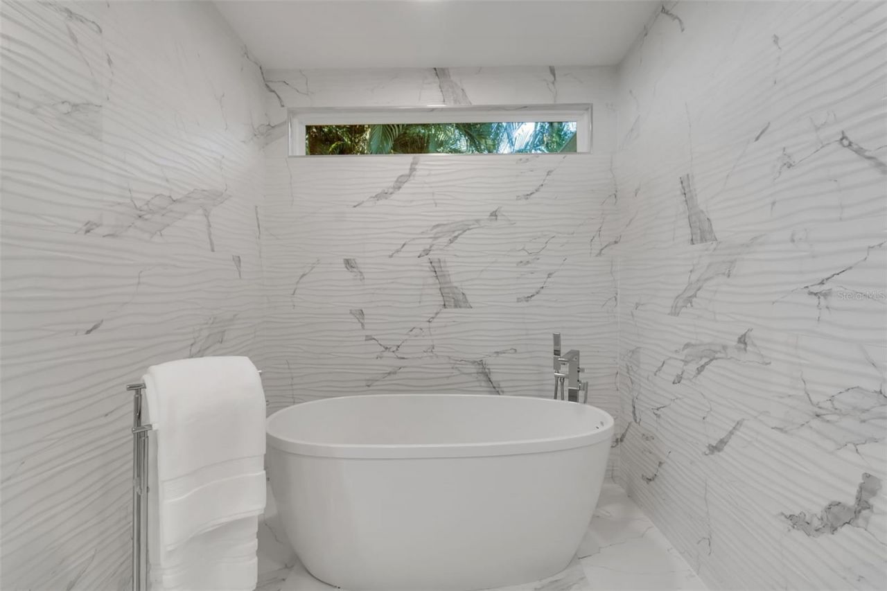1621 Pine Bay Drive, Sarasota, FL 34231 Photo