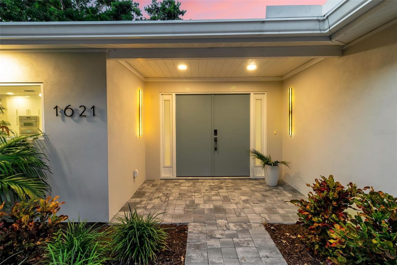 1621 Pine Bay Drive, Sarasota, FL 34231 Photo