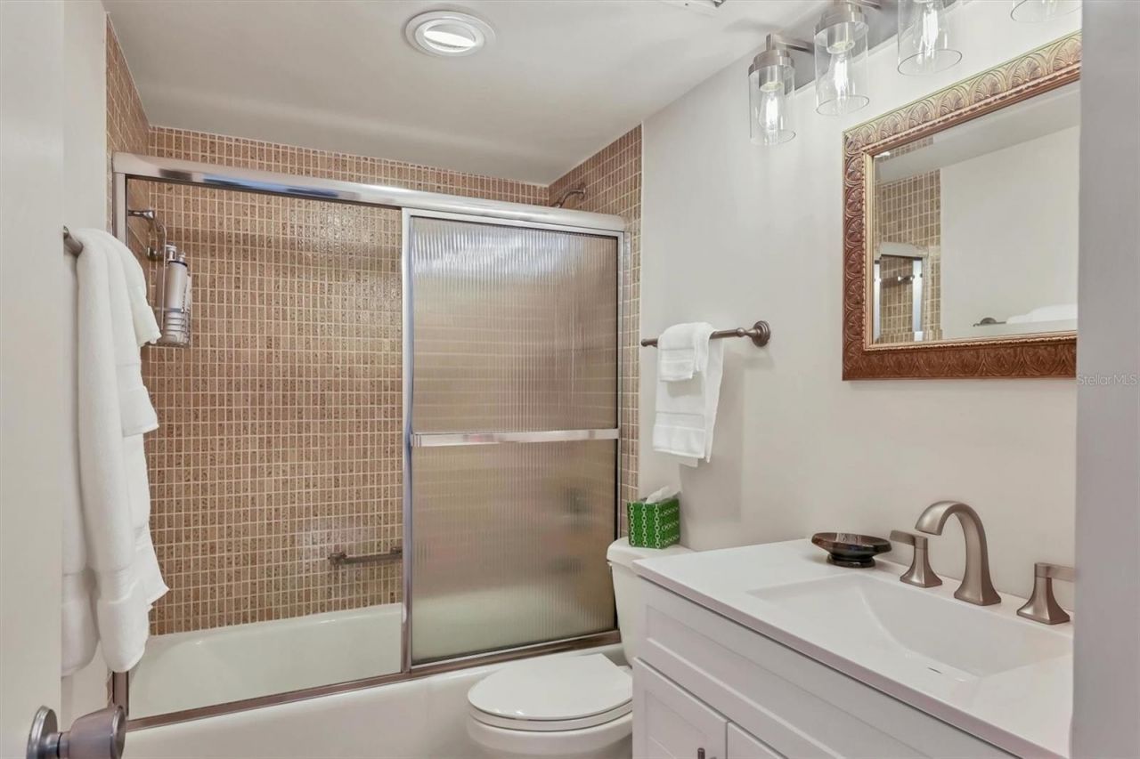 1250 N Portofino Drive, Unit 303, Sarasota, FL 34242 Photo