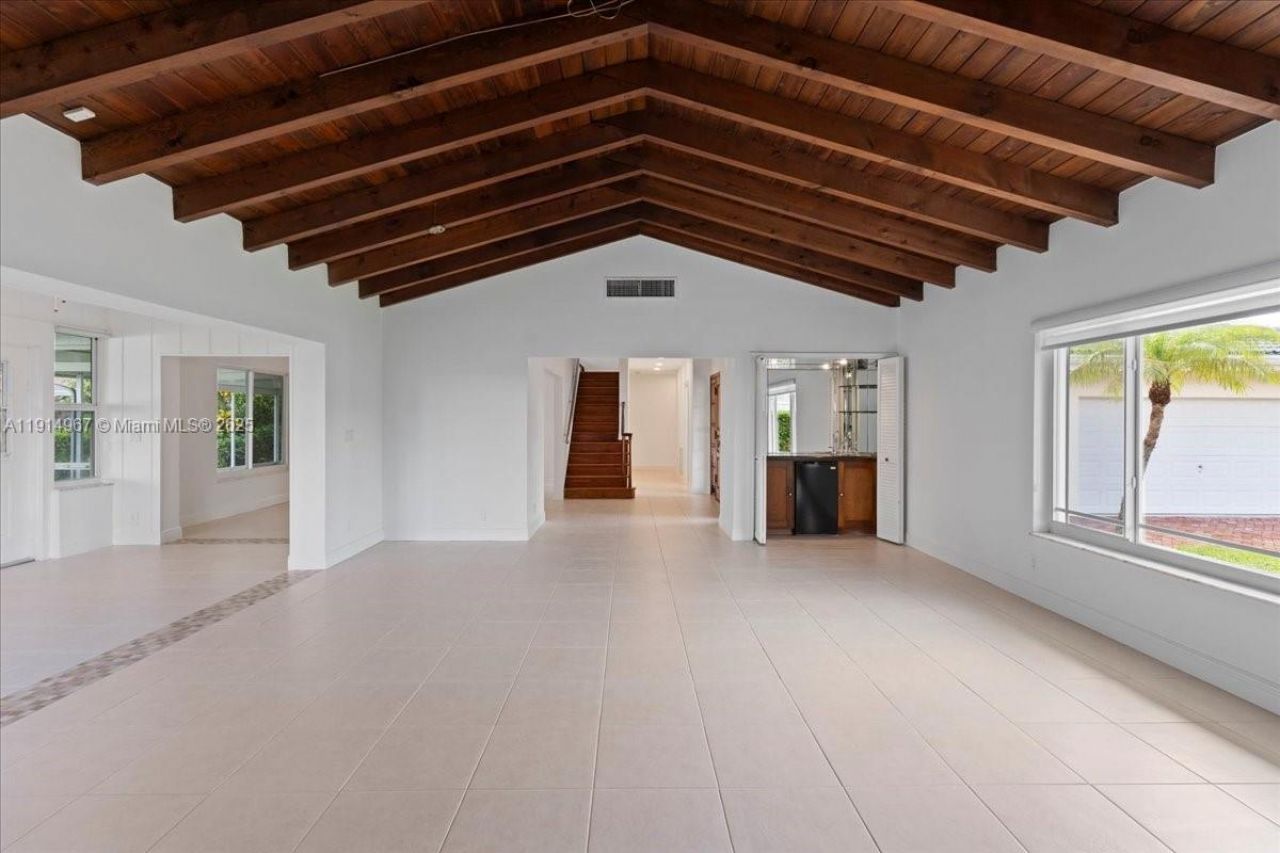 1961 NE 188th St, Miami, FL 33179 Photo