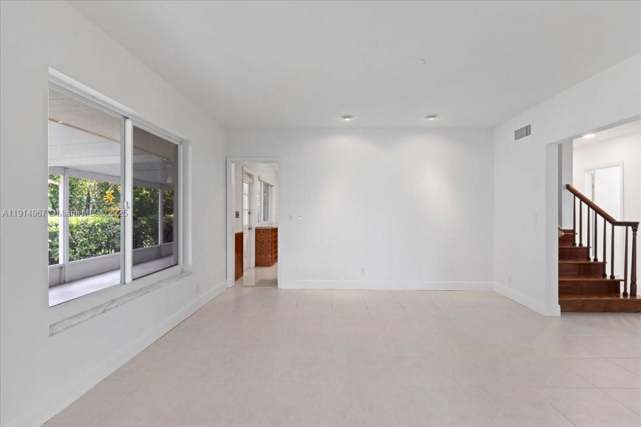 1961 NE 188th St, Miami, FL 33179 Photo