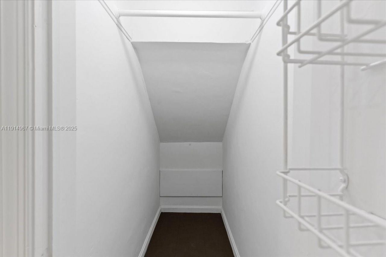 1961 NE 188th St, Miami, FL 33179 Photo