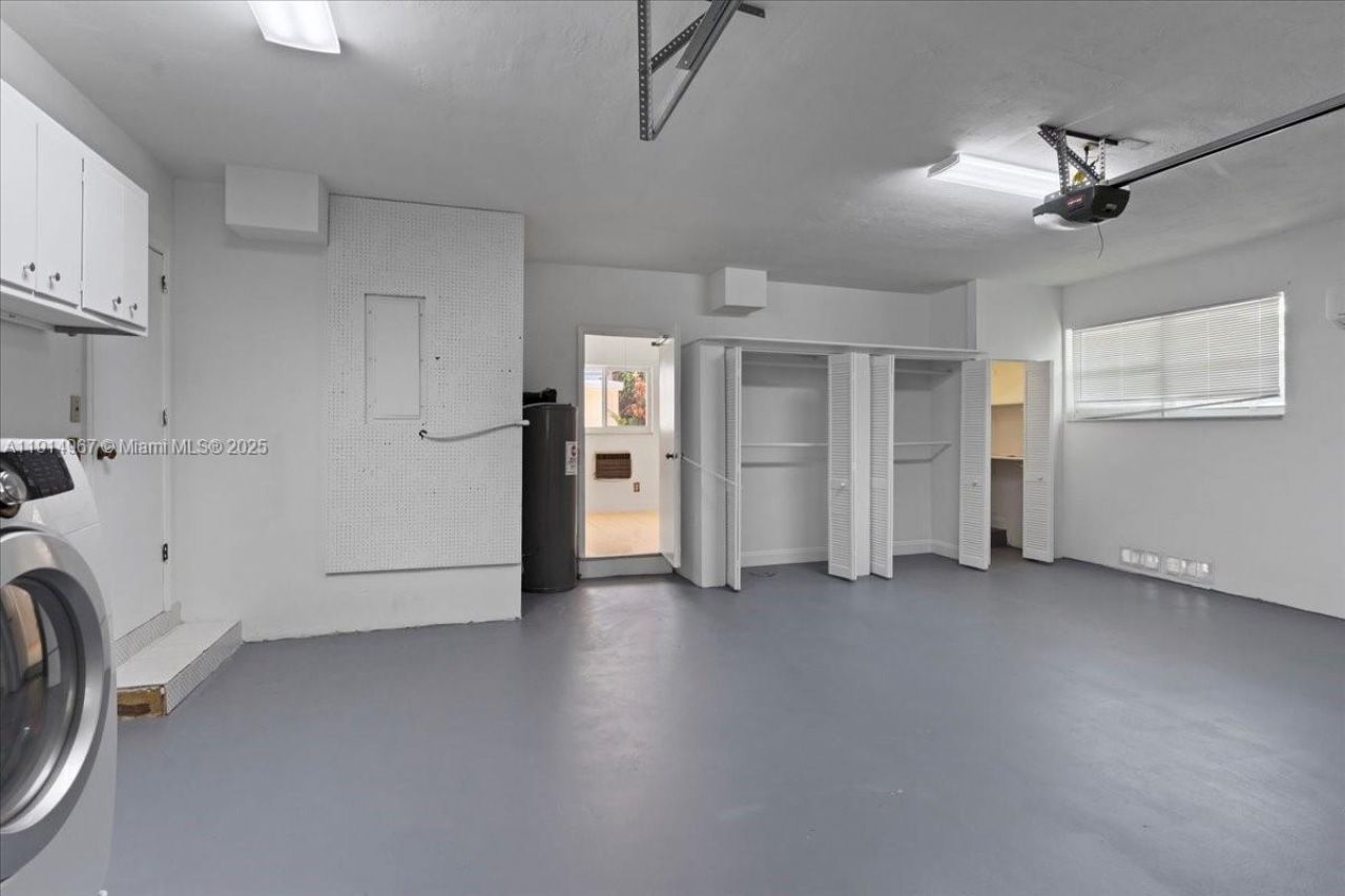 1961 NE 188th St, Miami, FL 33179 Photo