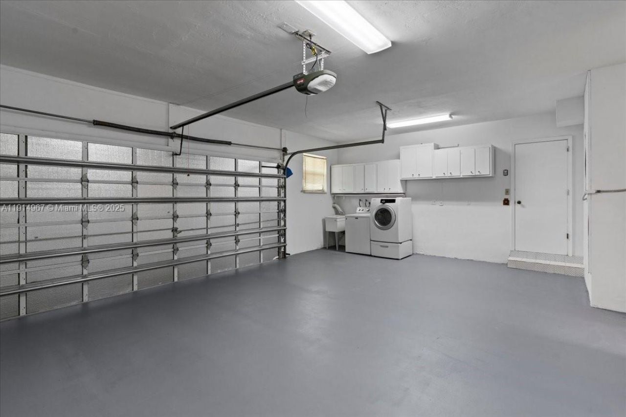 1961 NE 188th St, Miami, FL 33179 Photo