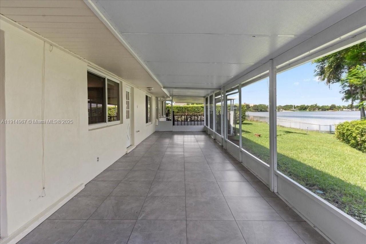 1961 NE 188th St, Miami, FL 33179 Photo