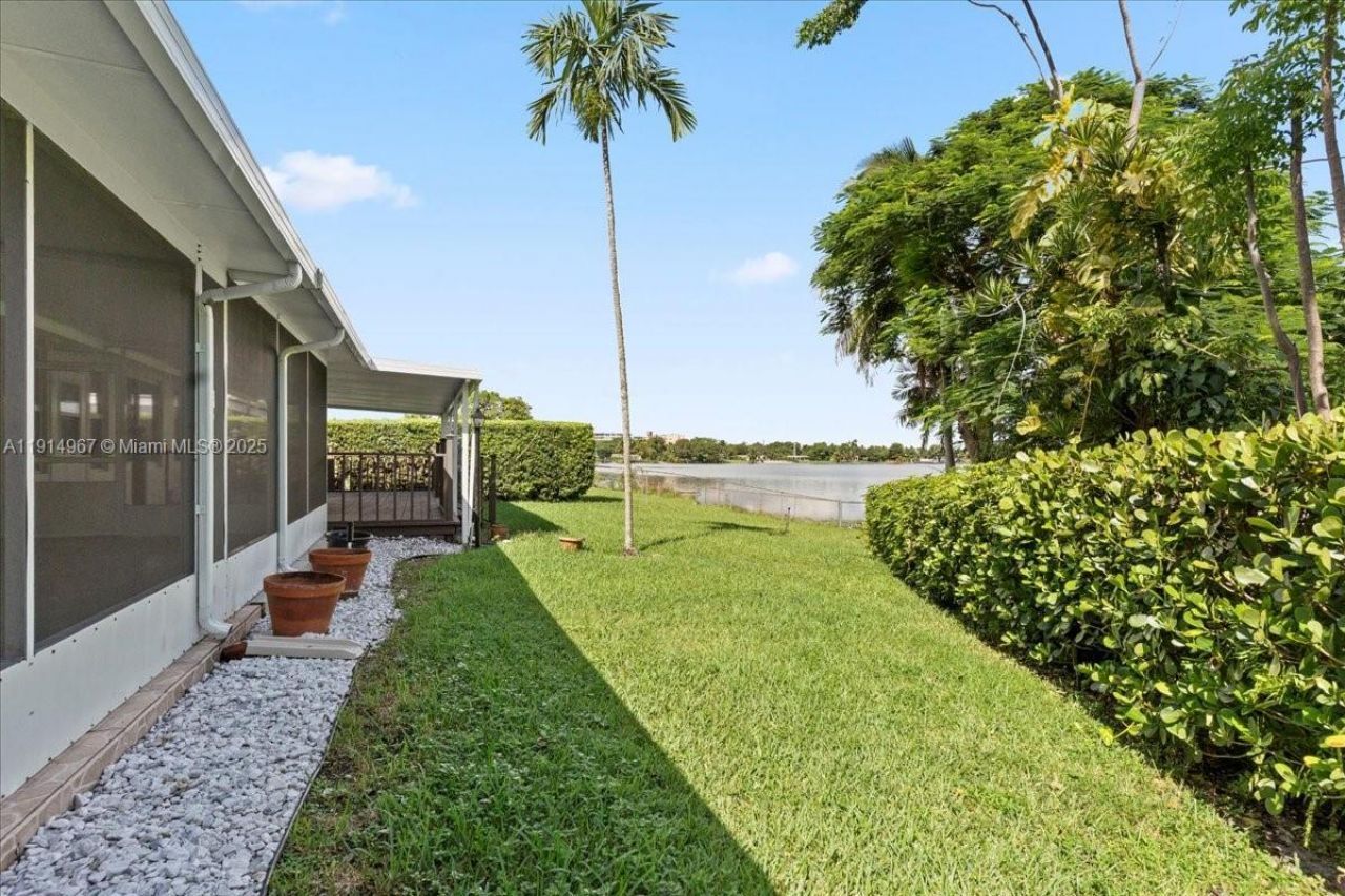 1961 NE 188th St, Miami, FL 33179 Photo