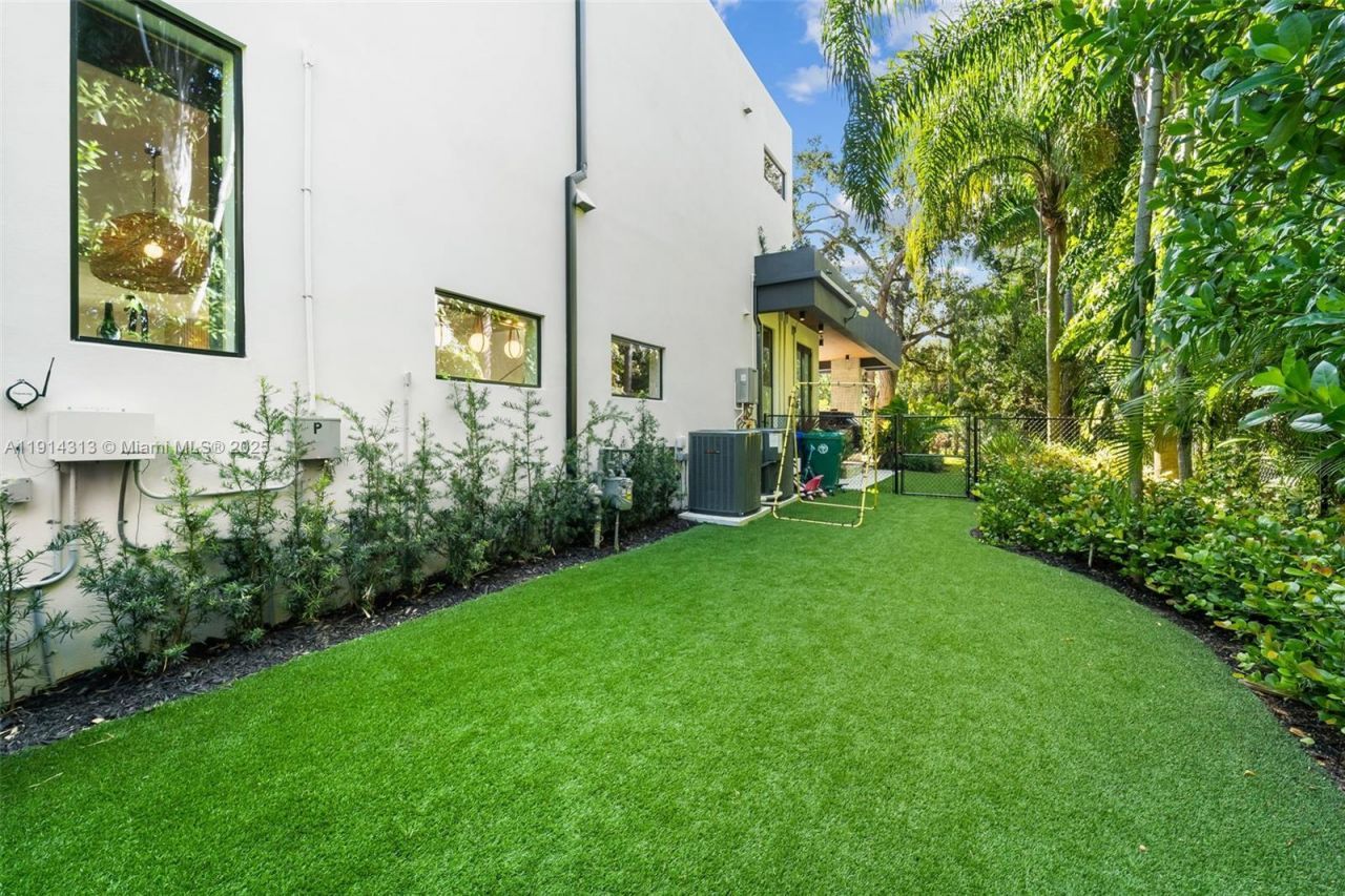 8625 NE 10th Ave, Miami, FL 33138 Photo