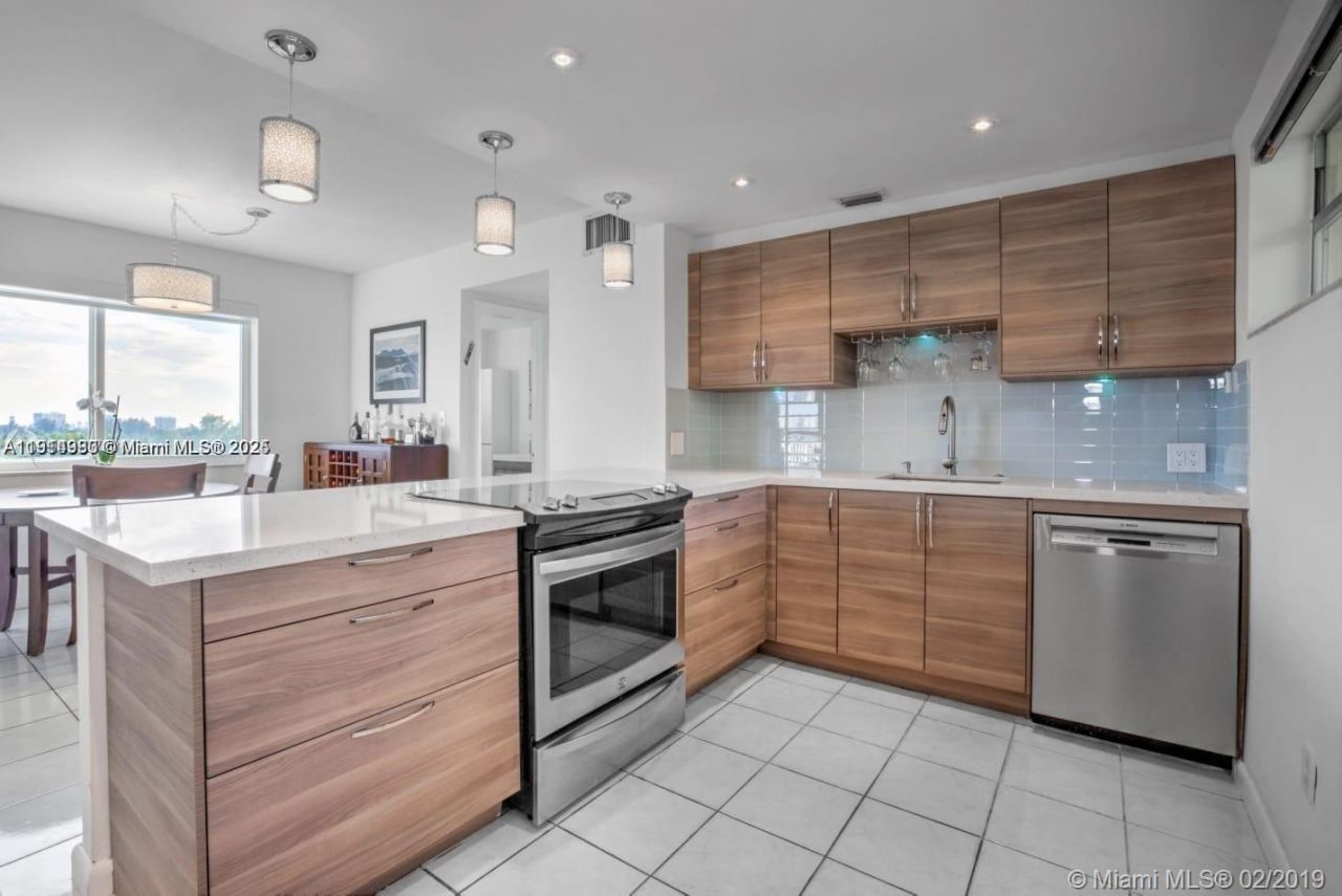 8001 Crespi Blvd, Unit 6D, Miami Beach, FL 33141 Photo