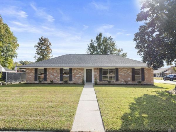 1005 E Palmview St, Gonzales, LA 70737