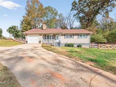 5867 Meadow View Lane, Flowery Branch, GA 30542