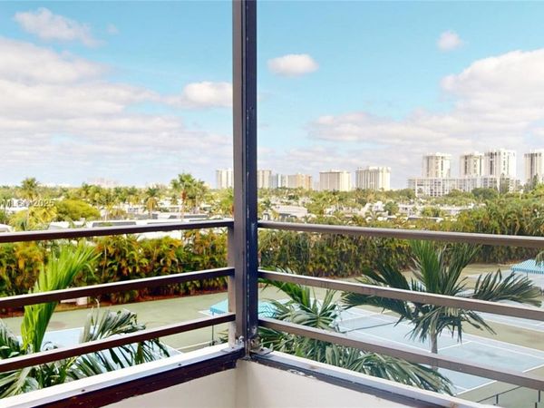 600 THREE ISLANDS BLVD, Unit 402, Hallandale Beach, FL 33009