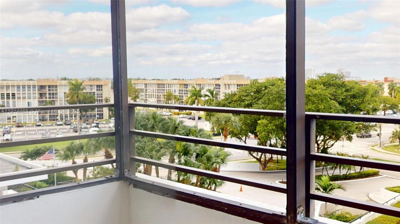 600 Three Islands Blvd, Unit 402, Hallandale Beach, FL 33009 Photo