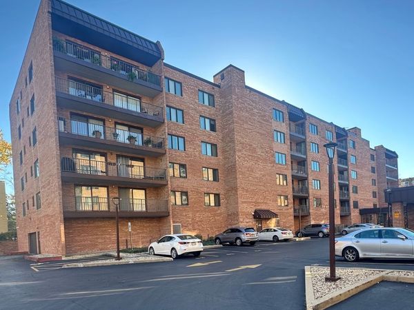 905 Center Street, Unit 208, Des Plaines, IL 60016