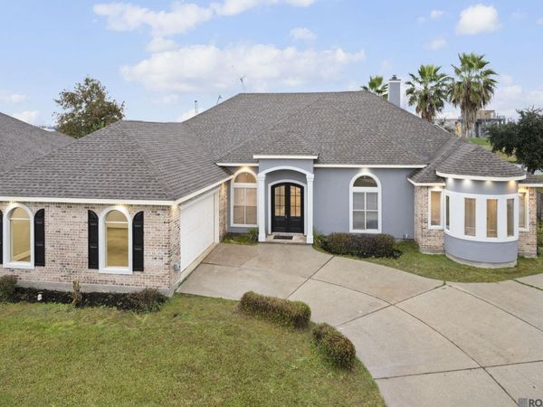 1951 E Squirewood Dr, Harvey, LA 70058