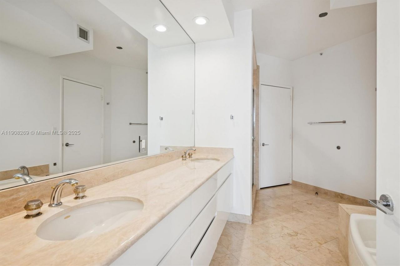 717 Crandon Blvd, Unit 507, Key Biscayne, FL 33149 Photo