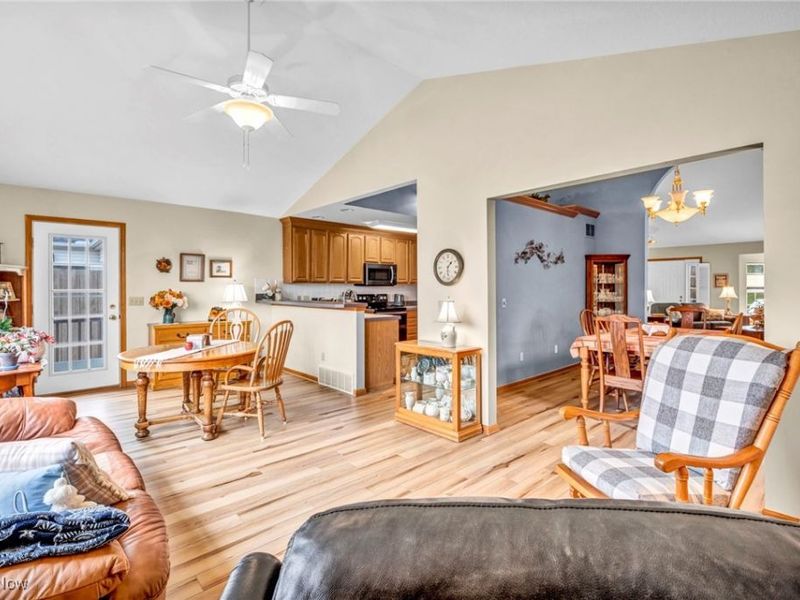 902 Devonwood Drive, Wadsworth, OH 44281 Photo 13