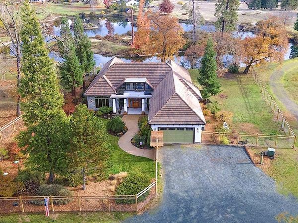 903 Nicklaus Point Lane, Grants Pass, OR 97526