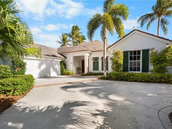 704 Grove Place, Vero Beach, FL 32963