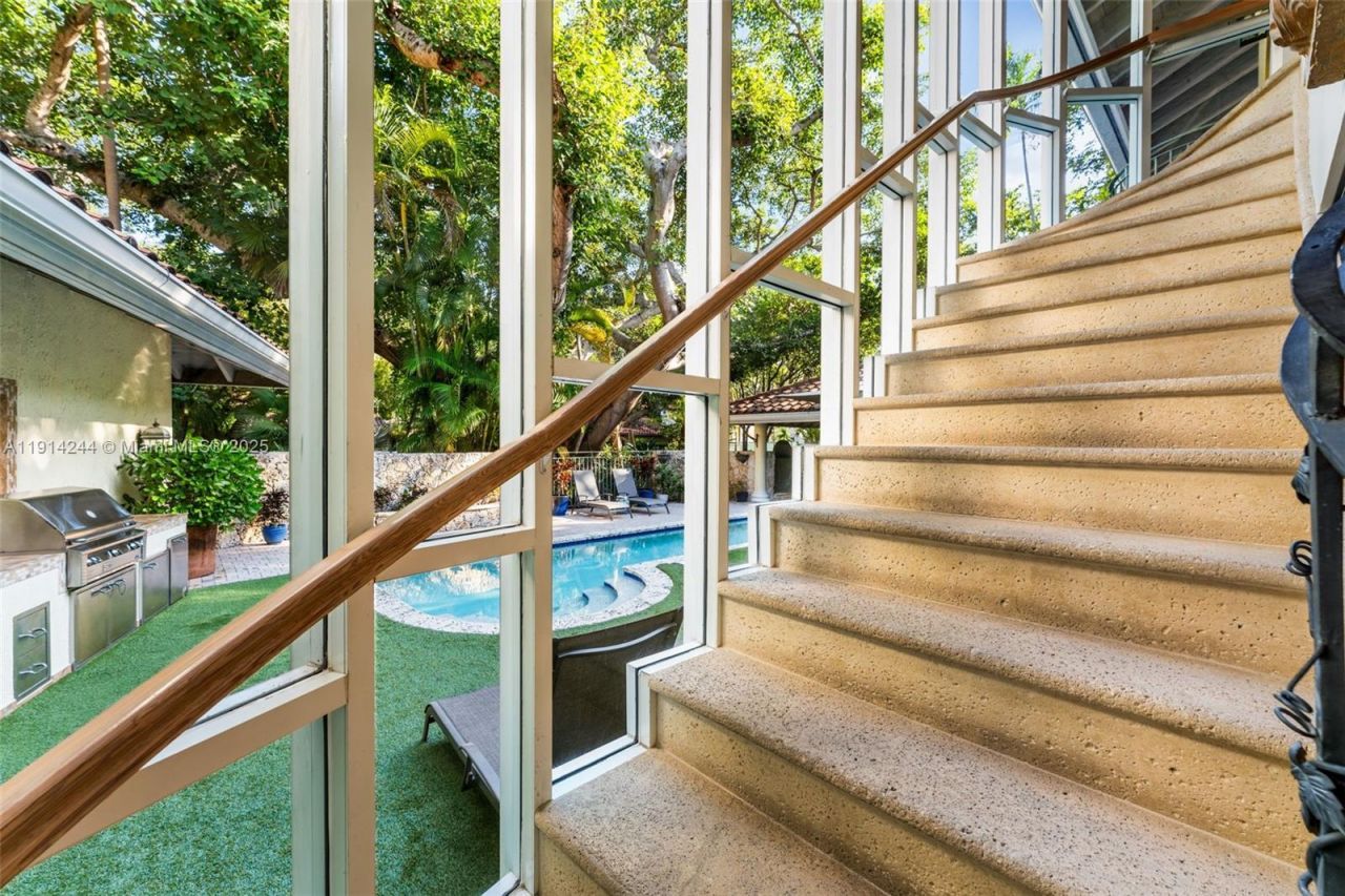 3506 Banyan Cir, Miami, FL 33133 Photo