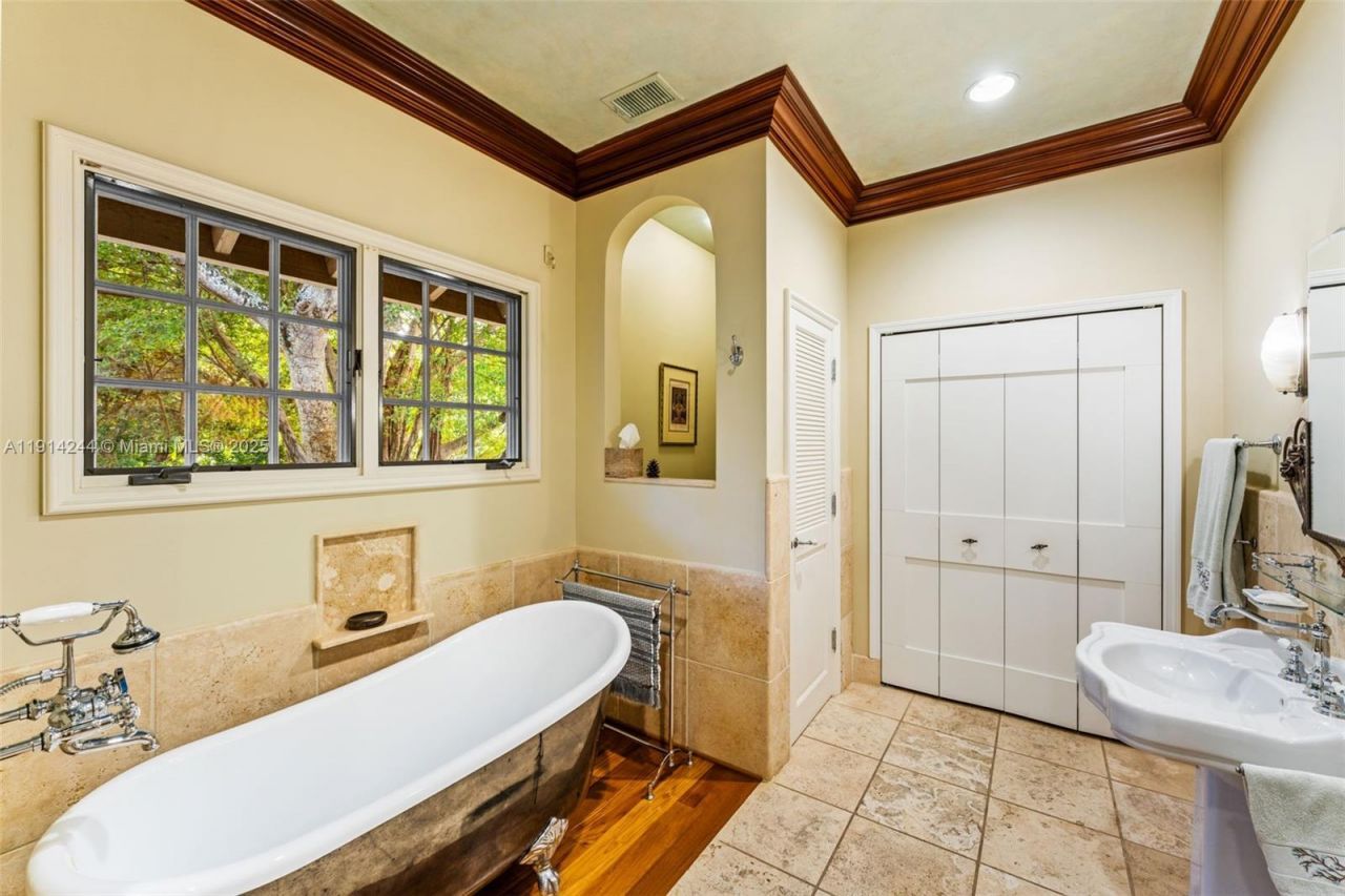 3506 Banyan Cir, Miami, FL 33133 Photo