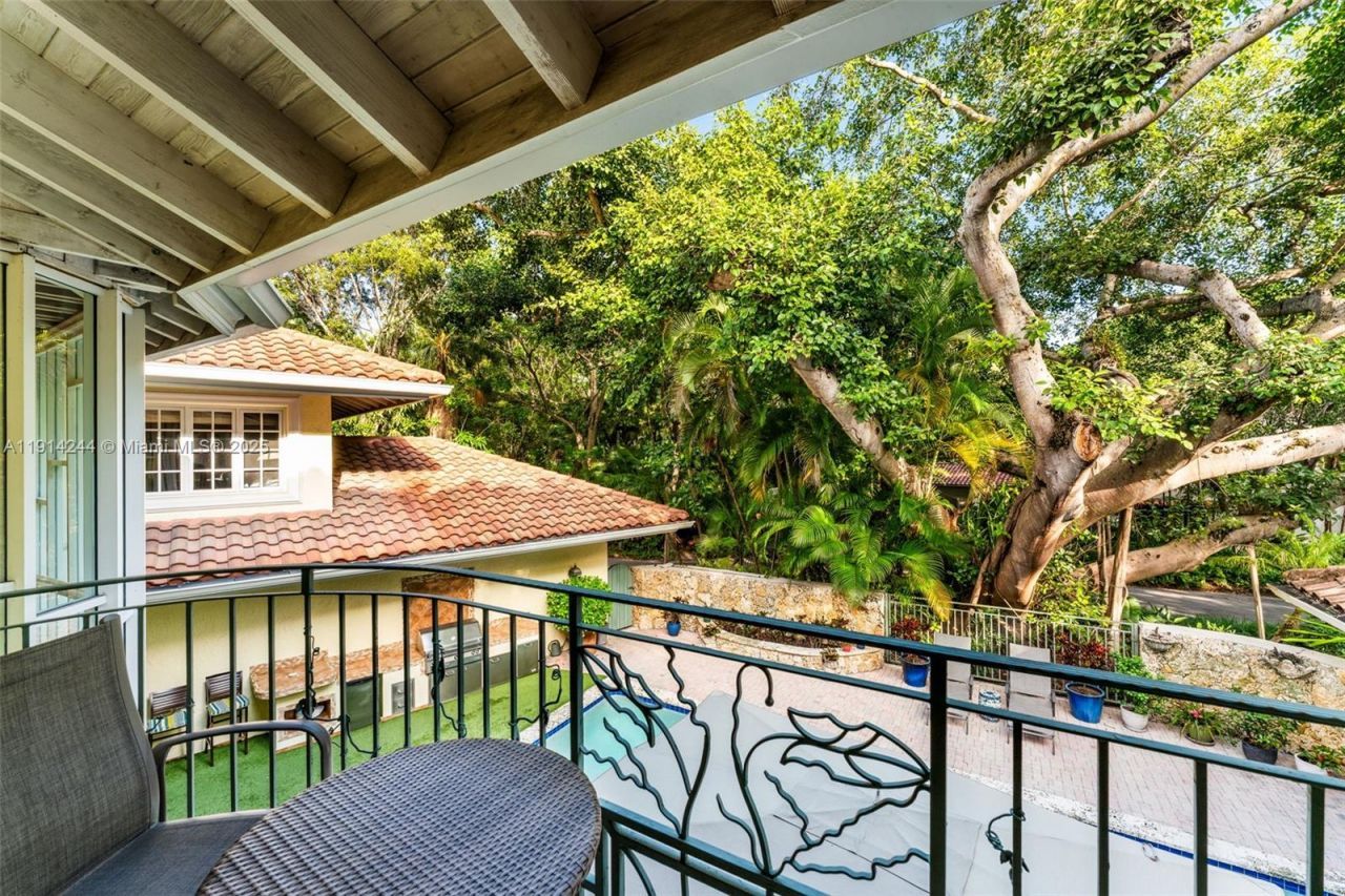 3506 Banyan Cir, Miami, FL 33133 Photo