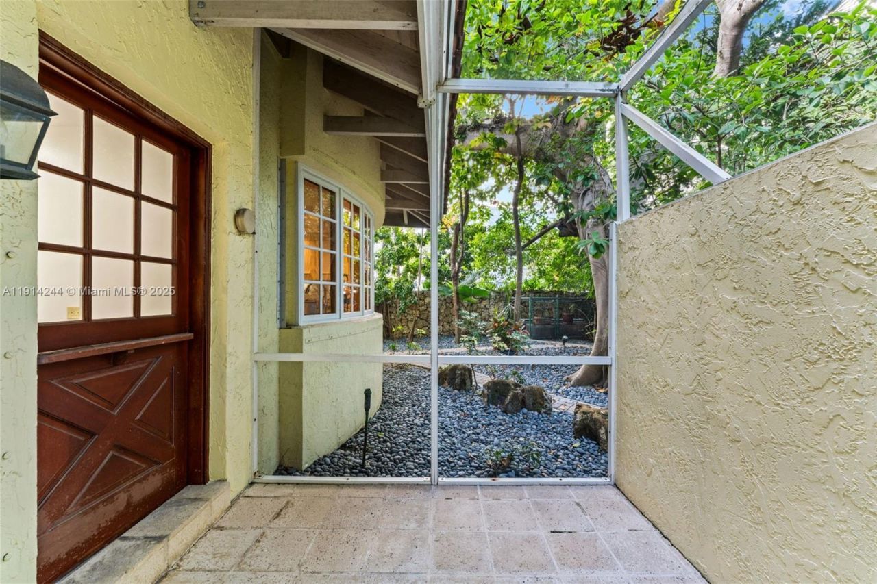 3506 Banyan Cir, Miami, FL 33133 Photo