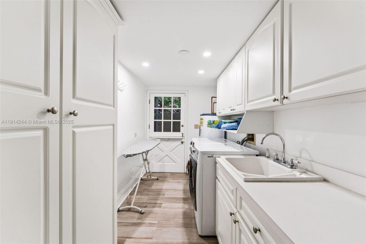 3506 Banyan Cir, Miami, FL 33133 Photo