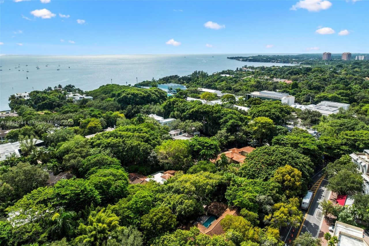 3506 Banyan Cir, Miami, FL 33133 Photo