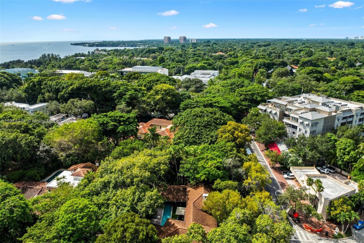 3506 Banyan Cir, Miami, FL 33133 Photo