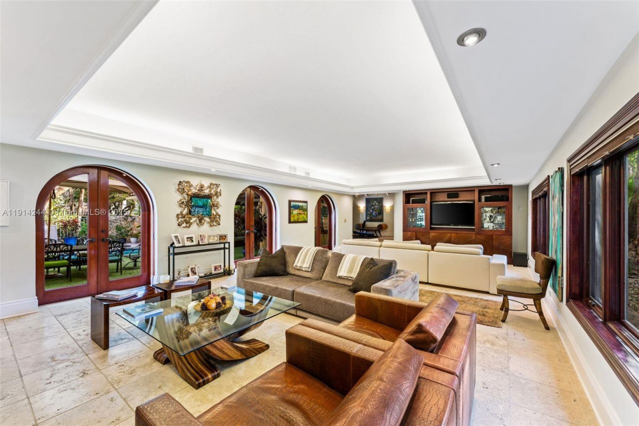 3506 Banyan Cir, Miami, FL 33133 Photo