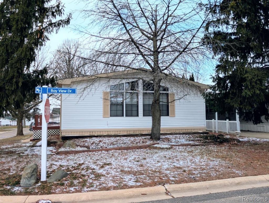 3072 E Bay Drive, Fenton, MI 48430 Main Photo