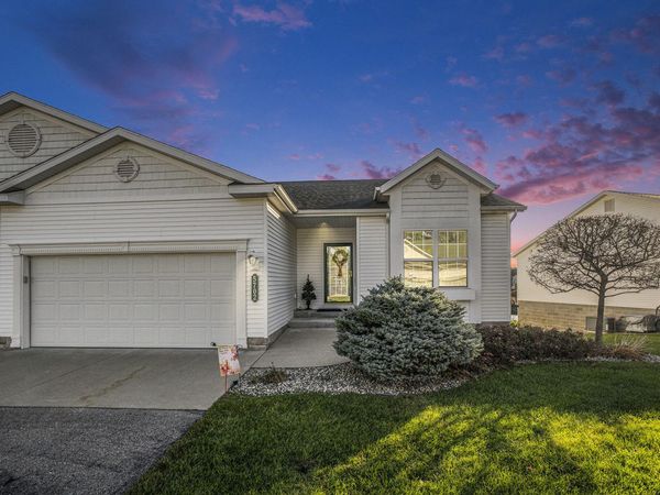 5702 N Turning Leaf Way, Fruitport, MI 49415