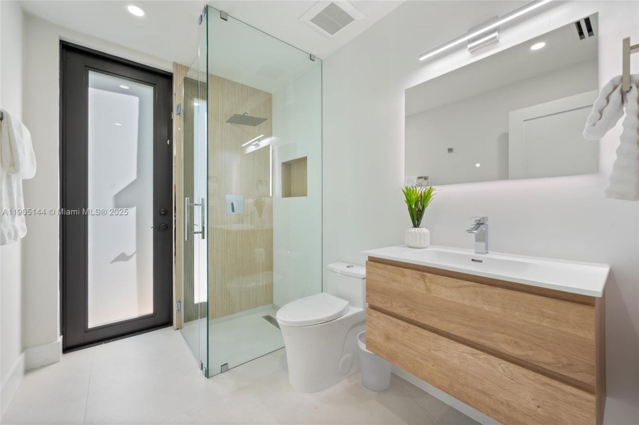 2127 SW 11th Ter, Miami, FL 33135 Photo