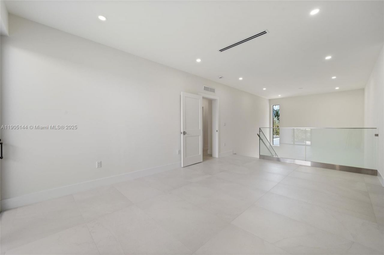 2127 SW 11th Ter, Miami, FL 33135 Photo